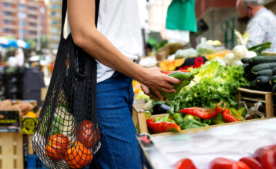 Hasta qué hora está abierta la tienda de alimentos más cercana