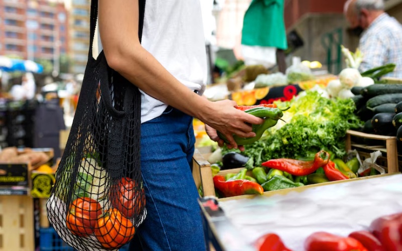 Hasta qué hora está abierta la tienda de alimentos más cercana